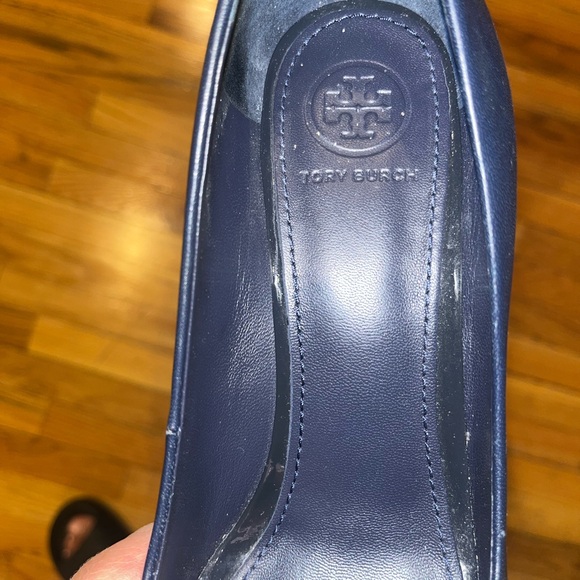 Tory Burch navy blue peep toe pumps with gold front logo size 7 1/2 M - Picture 4 of 4